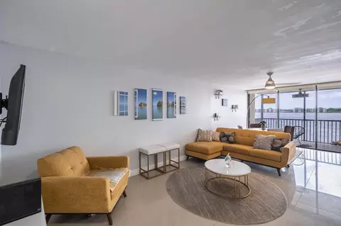 105 Lake Emerald Dr #308, Oakland Park, FL 33309