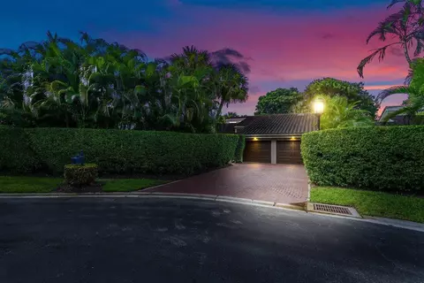 7517 Cedarwood Cir, Boca Raton, FL 33434