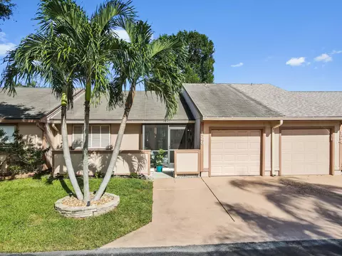 126 Mayfair Ln, Boynton Beach, FL 33426