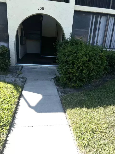 309 Knotty Pine Cir #D-2, Greenacres, FL 33463