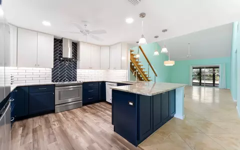 915 NE Sandalwood Pl, Jensen Beach, FL 34957