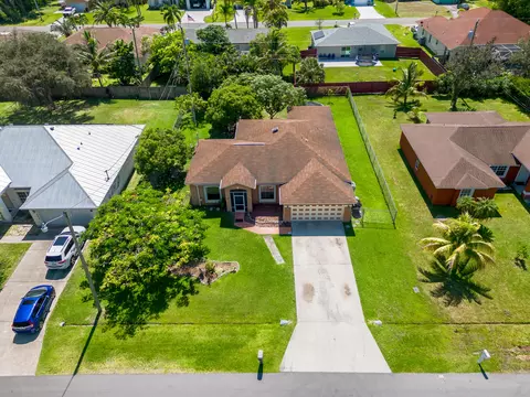 2128 SE Broward Ter, Port Saint Lucie, FL 34952