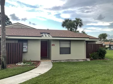 122 Meadows Dr, Boynton Beach, FL 33436