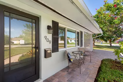 909 Ironwood Rd, North Palm Beach, FL 33408