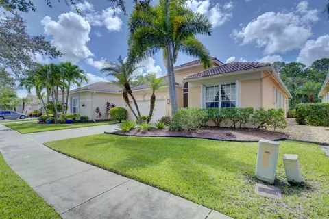 6895 SE Twin Oaks Cir, Stuart, FL 34997