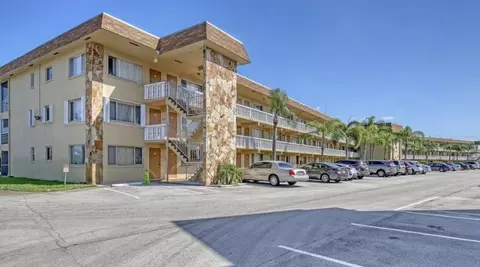 600 Village Green Ct #304, Palm Springs, FL 33461