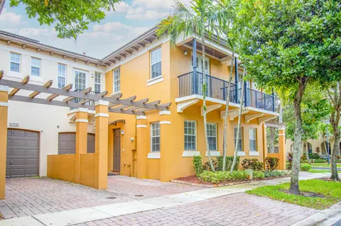 4444 Arabian Way, Davie, FL 33328