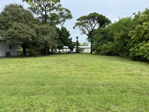 910 Skylark Dr, Fort Pierce, FL 34945