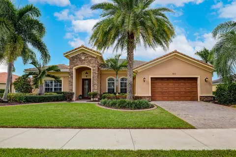 571 SE Tres Belle Cir, Stuart, FL 34997 photo 1