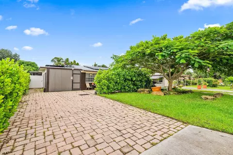 884 Mango Dr, West Palm Beach, FL 33415