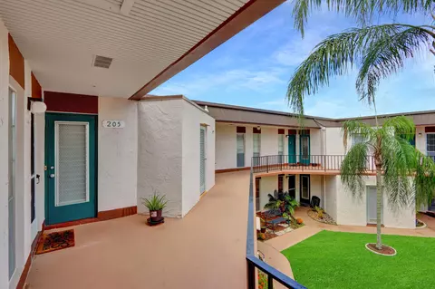 7 Greenway N #205, Royal Palm Beach, FL 33411
