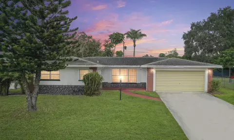 423 SE Sunnydale Ln, Port Saint Lucie, FL 34983