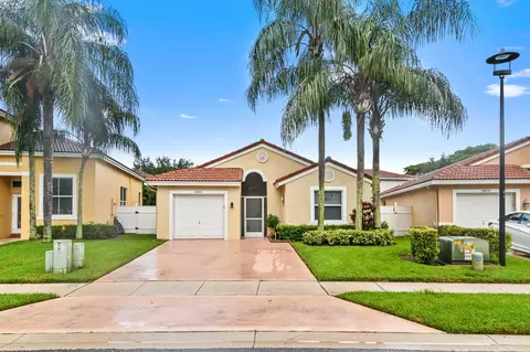 6883 Desert Inn Ter, Lake Worth, FL 33463