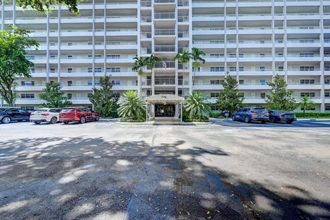 605 Oaks Dr #807, Pompano Beach, FL 33069