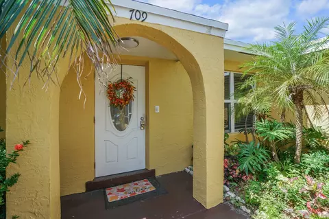 709 NW 8th Ct, Boynton Beach, FL 33426