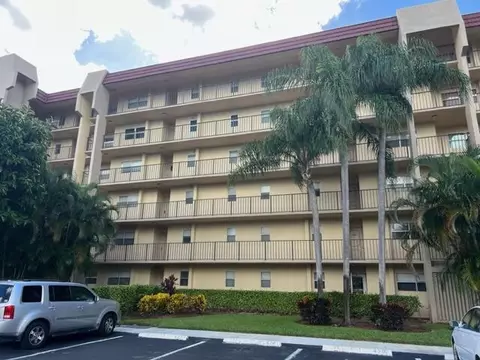 3590 Via Poinciana #412, Lake Worth, FL 33467