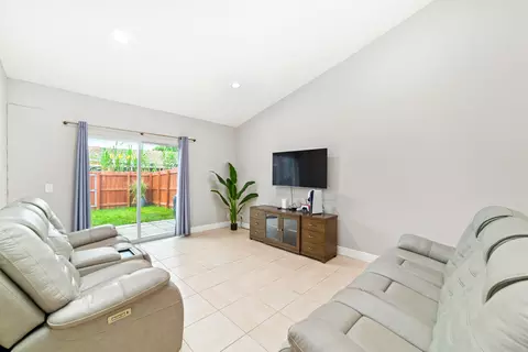 7435 NW 33rd St, Lauderhill, FL 33319