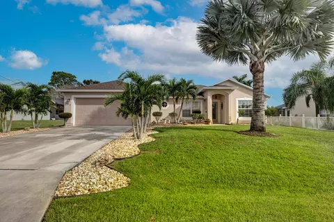 985 SE Bywood Ave, Port Saint Lucie, FL 34983