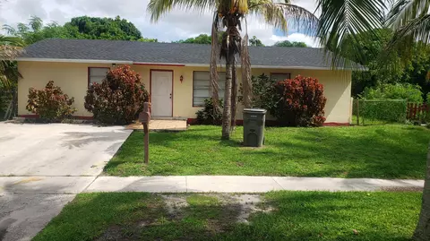 5826 E Bermuda Cir E, West Palm Beach, FL 33407