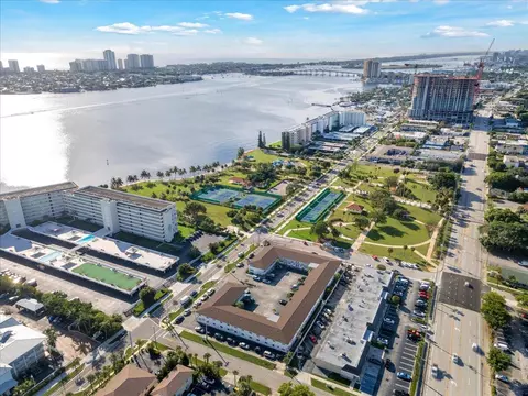 810 Lake Shore Dr #32, Lake Park, FL 33403