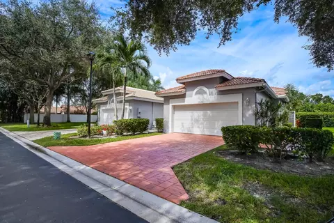 9599 Crescent View Dr N, Boynton Beach, FL 33437