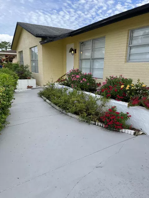 879 Camellia Dr, Royal Palm Beach, FL 33411