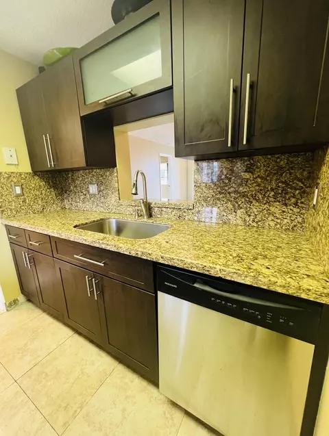 7920 NW 50th St #201, Lauderhill, FL 33351