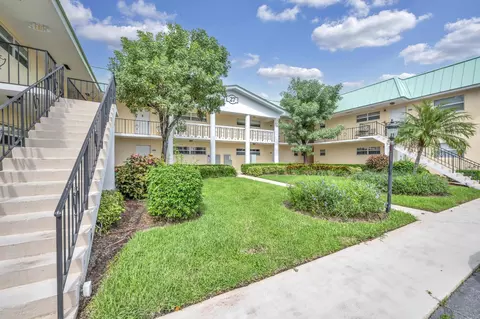 27 Colonial Club Dr #203, Boynton Beach, FL 33435