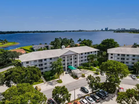 3516 Whitehall Dr #PH405, West Palm Beach, FL 33401