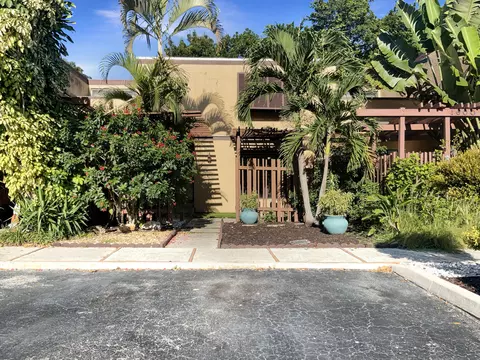 1590 W Golfview Dr, Pembroke Pines, FL 33026