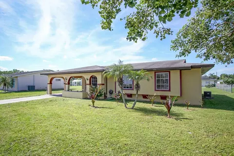 338 NE Floresta Dr, Port Saint Lucie, FL 34983