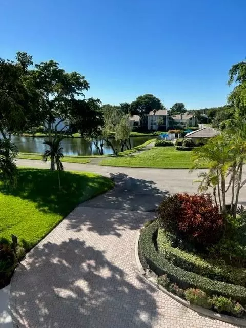 1633 Bridgewood Dr, Boca Raton, FL 33434