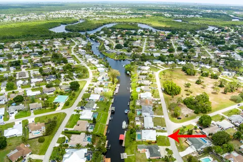 615 SE Harborview Dr, Port Saint Lucie, FL 34953