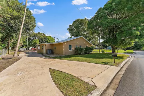 1002 Avenue Ave E, Fort Pierce, FL 34950