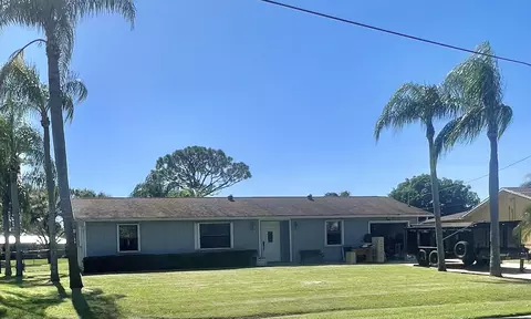 1292 SE Mendavia Ave, Port Saint Lucie, FL 34952