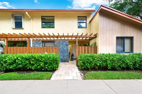 1122 NW 79 Dr, Plantation, FL 33322