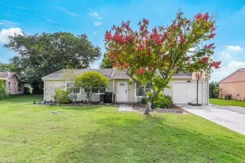 2037 SE Parkwood Cir, Port Saint Lucie, FL 34952