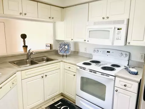 2727 Anzio Ct #305, Palm Beach Gardens, FL 33410