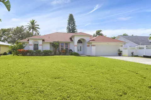 652 SE Seahouse Dr, Port Saint Lucie, FL 34983