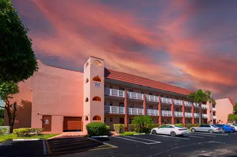 9421 Sunrise Lakes Blvd #310, Sunrise, FL 33322