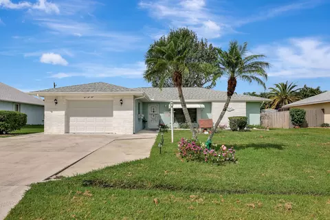 555 SE Sunnybrook Ter, Port Saint Lucie, FL 34983
