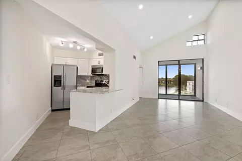 212 Lake Pointe Dr #310, Oakland Park, FL 33309