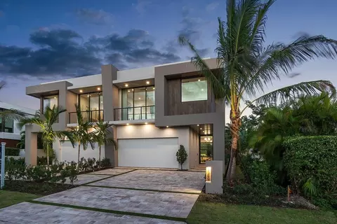 140 NE Wavecrest Way, Boca Raton, FL 33432