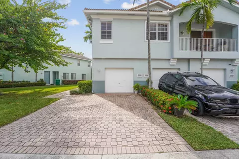 3258 Laurel Ridge Cir, Riviera Beach, FL 33404