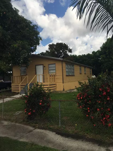 429 S Cocoanut Rd, Pahokee, FL 33476