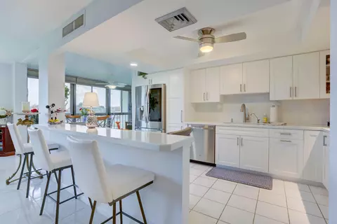 5380 Woodland Lakes Dr #317, Palm Beach Gardens, FL 33418