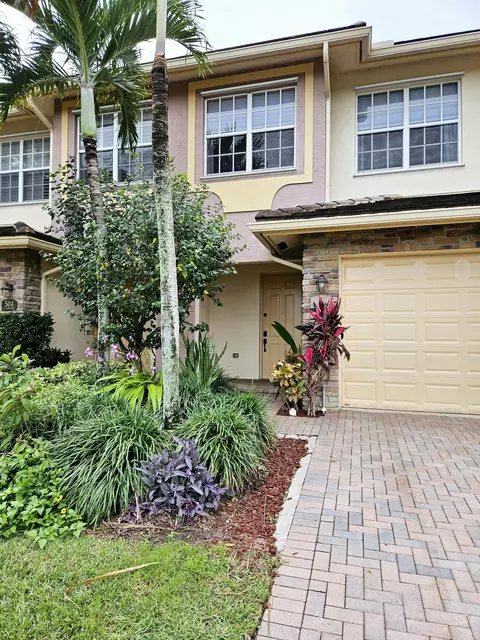 500 SE Bloxham Way, Stuart, FL 34997 photo 1