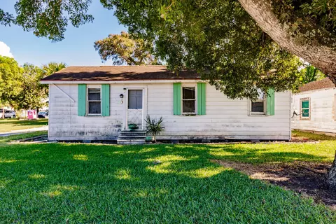 12374 Lakeshore Dr, Canal Point, FL 33438