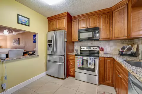 9370 SW 8th St #411, Boca Raton, FL 33428