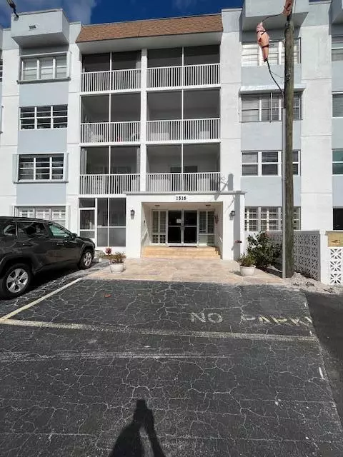1516 S Lakeside Dr #214, Lake Worth, FL 33460